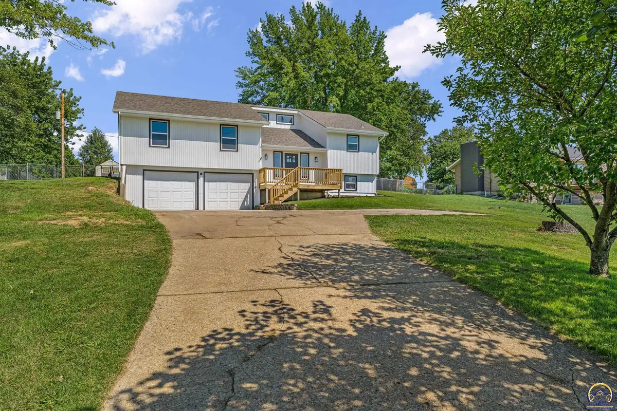 5328 NW Green Hills Rd, Topeka, KS 66618 - #1