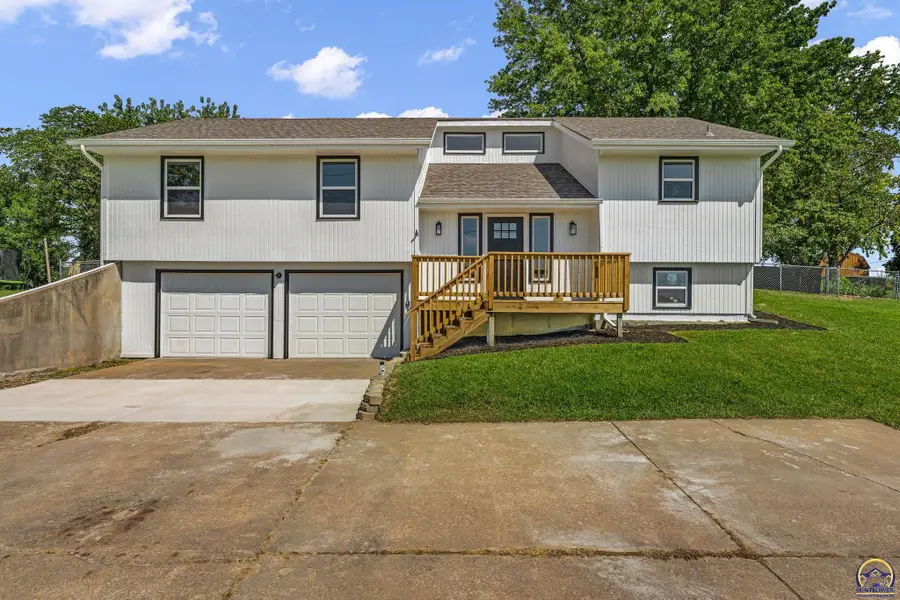 5328 NW Green Hills Rd, Topeka, KS 66618 - #2