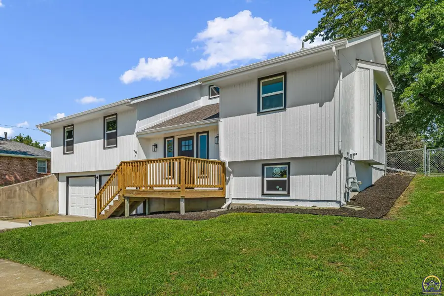 5328 NW Green Hills Rd, Topeka, KS 66618 - #3