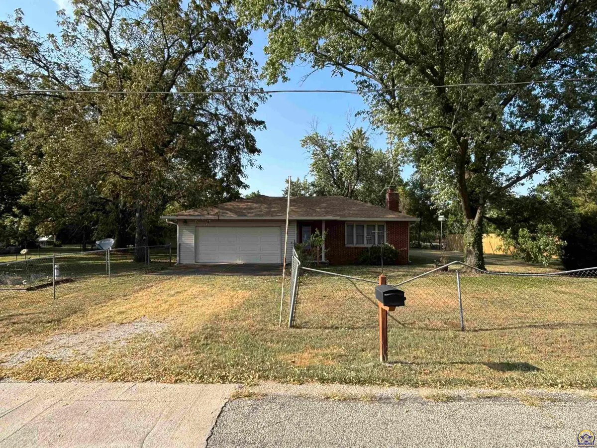 906 W Mulberry St, Chanute, KS 66720 - #1