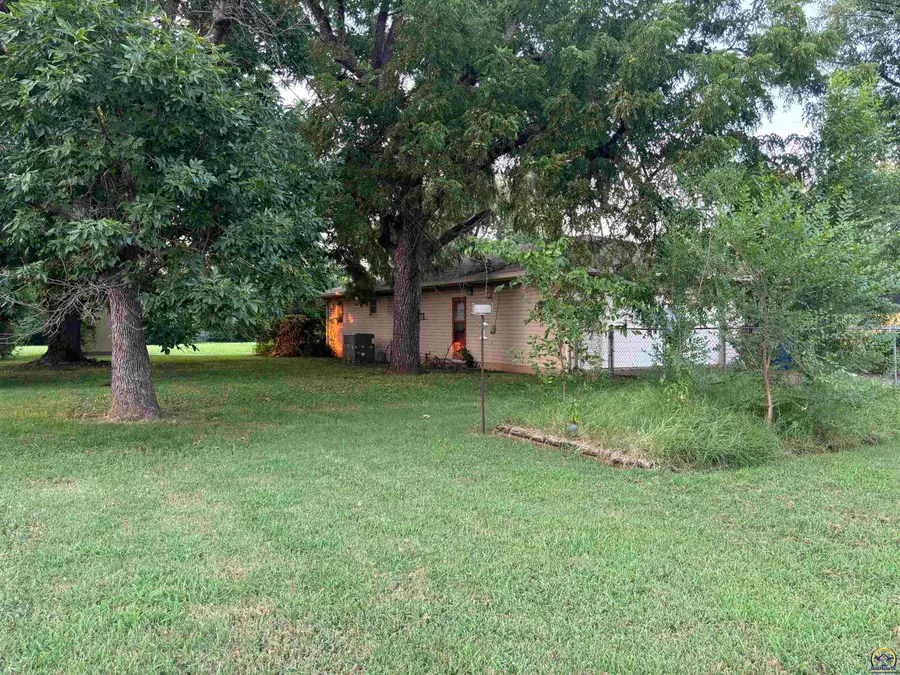 906 W Mulberry St, Chanute, KS 66720 - #2