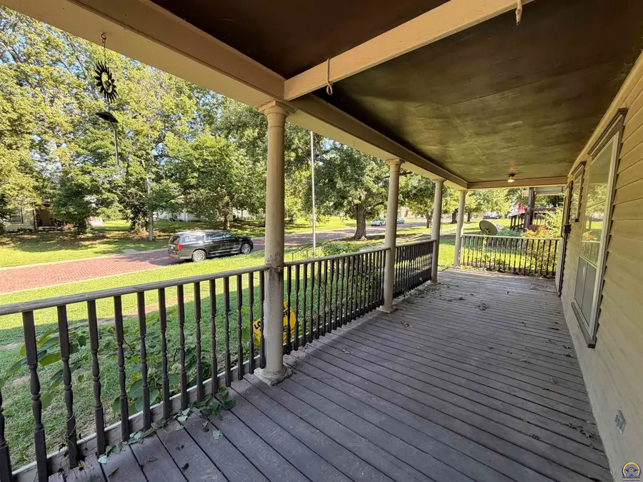 613 Pennsylvania Ave, Holton, KS 66436 - #3