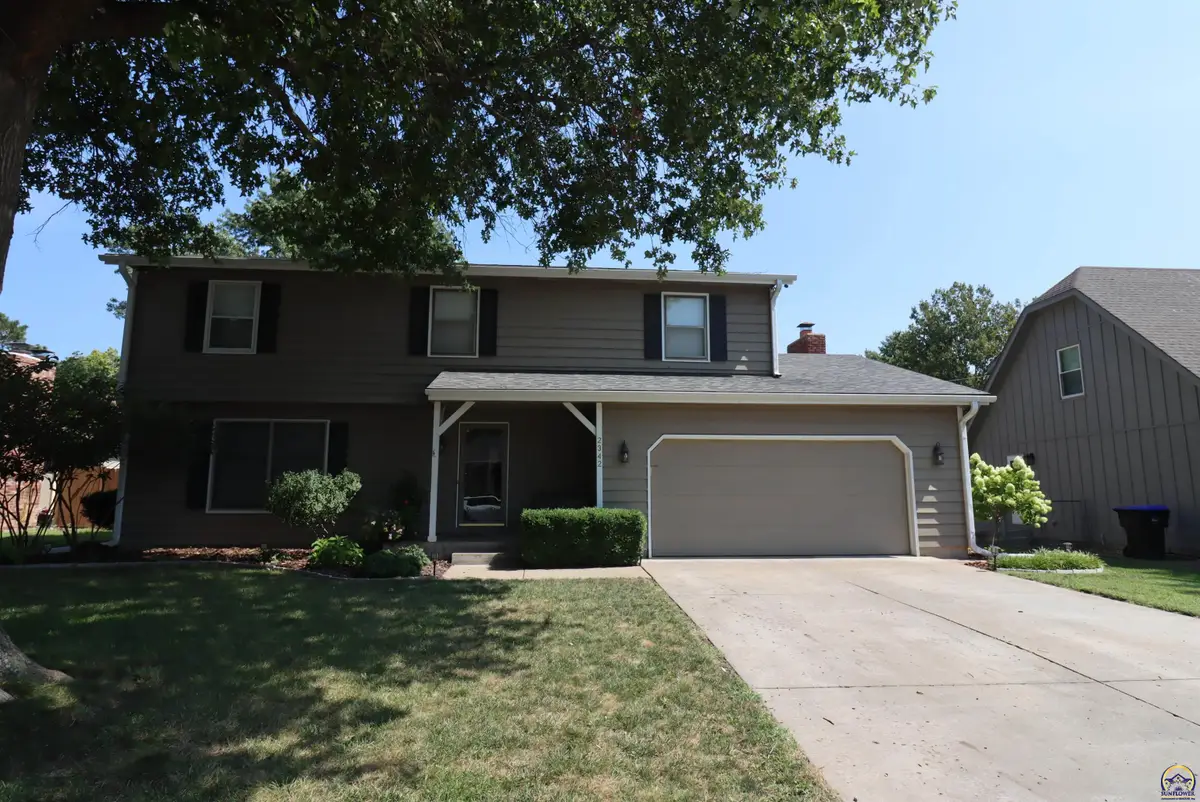 2342 SW Ashworth Pl, Topeka, KS 66614 - #1