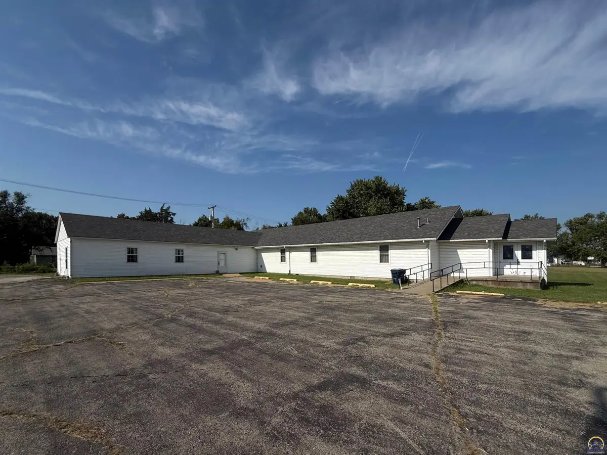 835 Lakin St, Osage City, KS 66523 - #1
