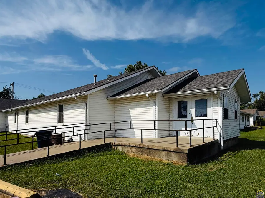 835 Lakin St, Osage City, KS 66523 - #3