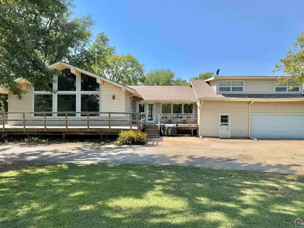 7482 Hilldale Rd, Ozawkie, KS 66070