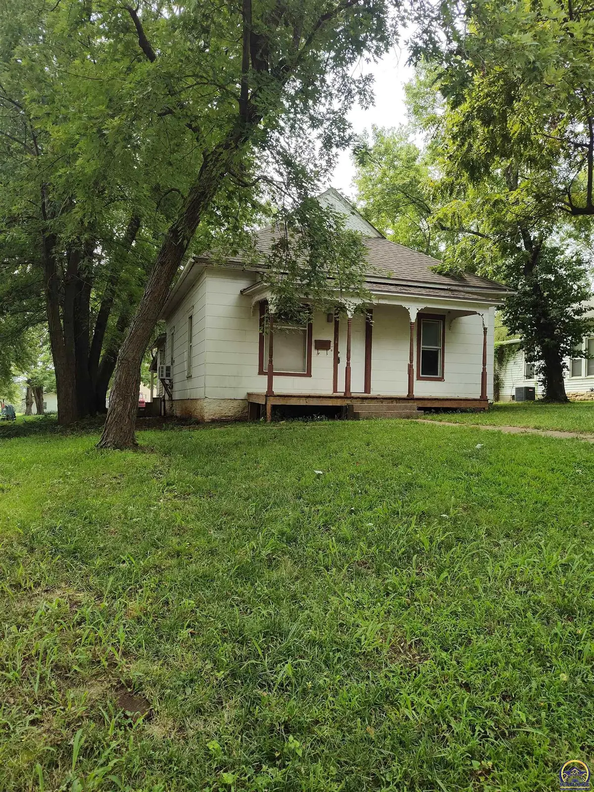 609 W 3rd St, Holton, KS 66436 - #1