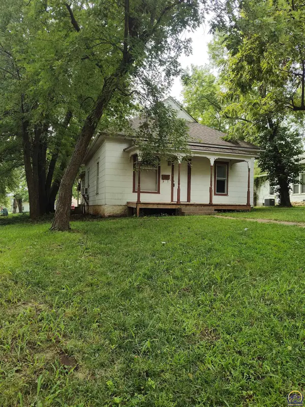 609 W 3rd St, Holton, KS 66436