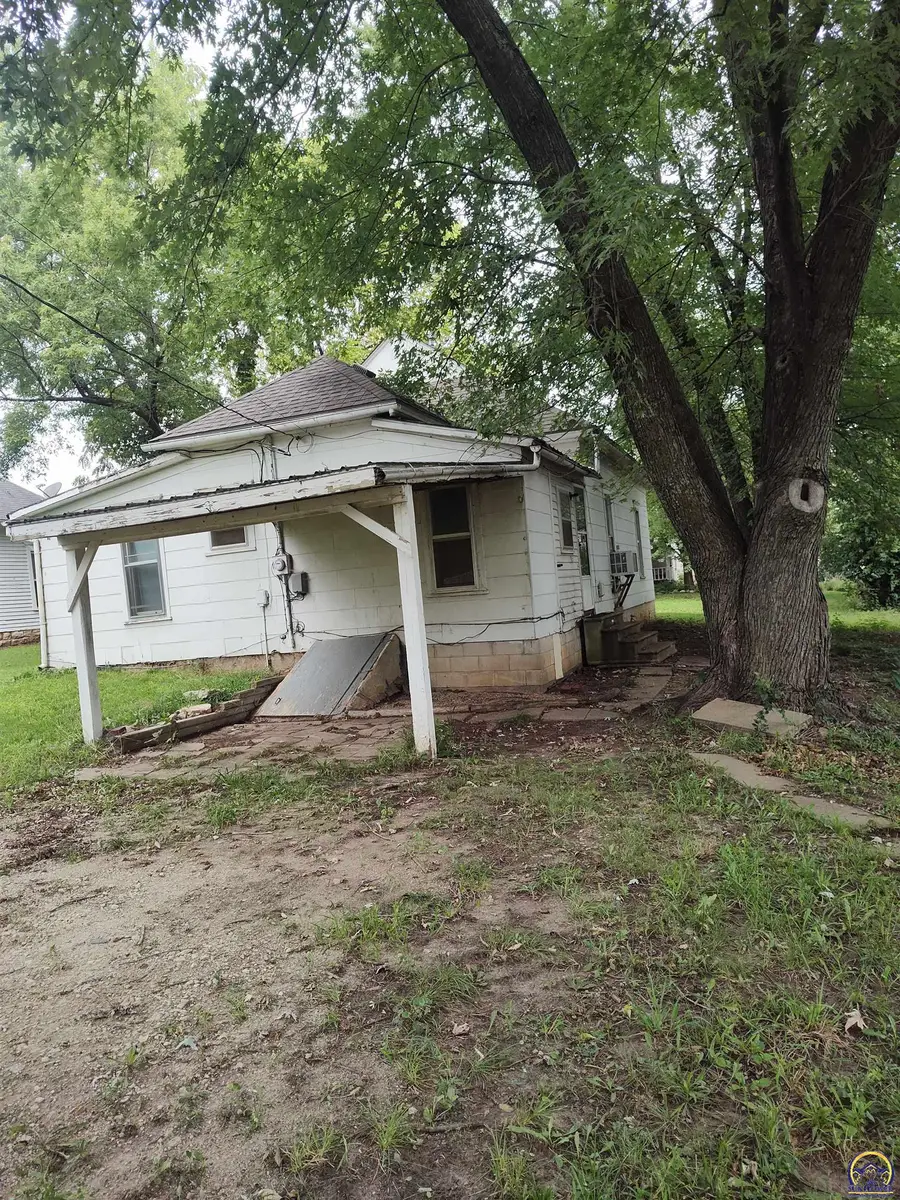609 W 3rd St, Holton, KS 66436 - #3