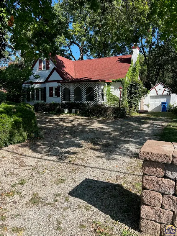 3916 SW 19th St, Topeka, KS 66604