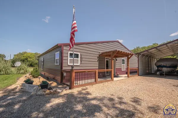 8822 Hilltop Rd, Ozawkie, KS 66070