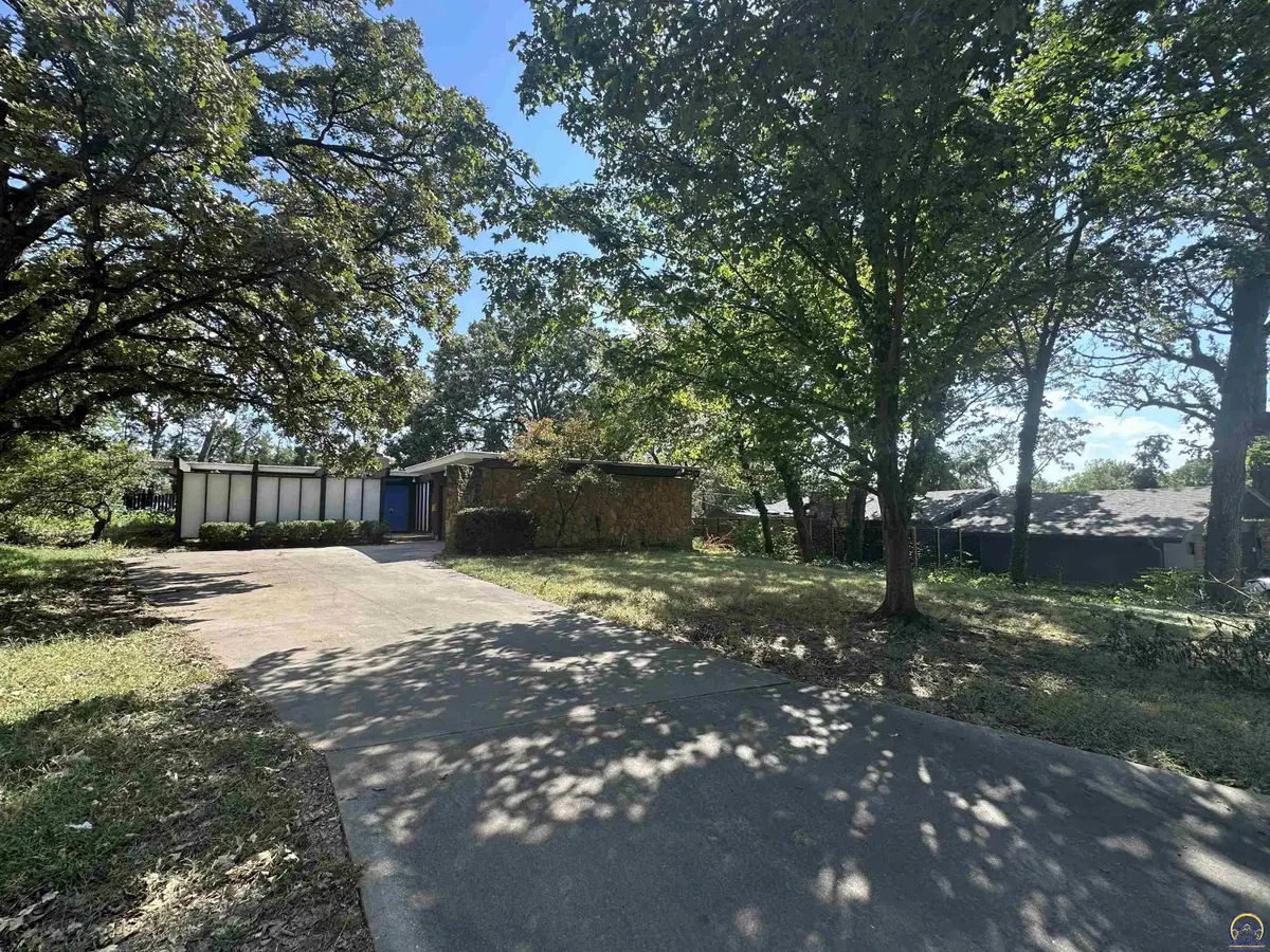 2221 SW De Sousa Ct, Topeka, KS 66611 - #1