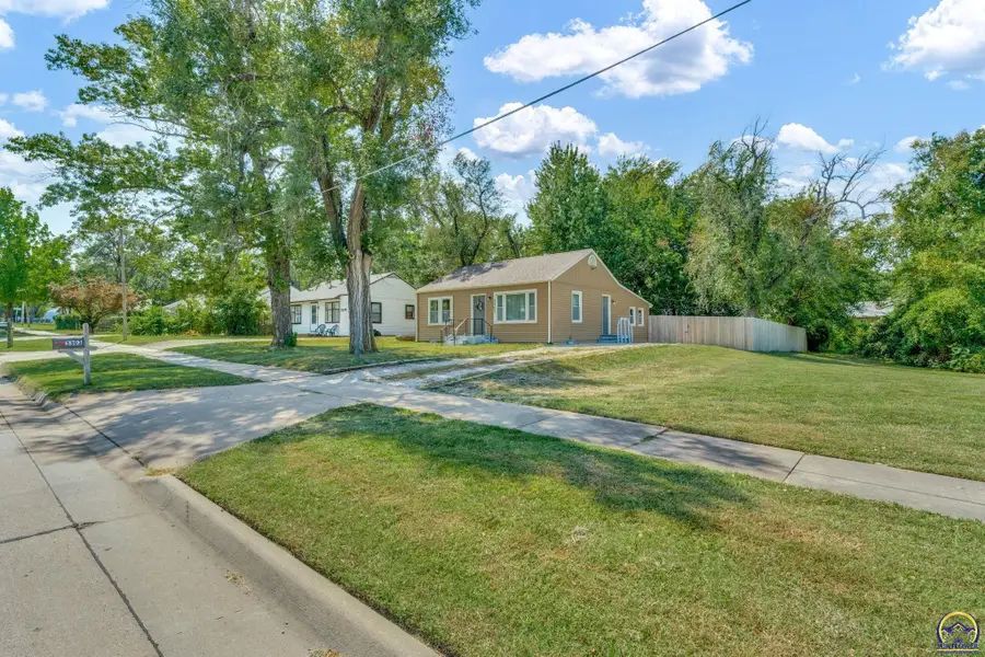 3303 SE Indiana Ave, Topeka, KS 66605 - #2