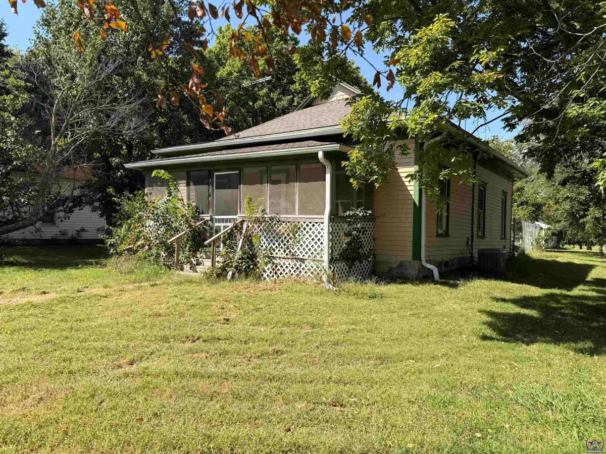 437 Whiting St, Whiting, KS 66552 - #1