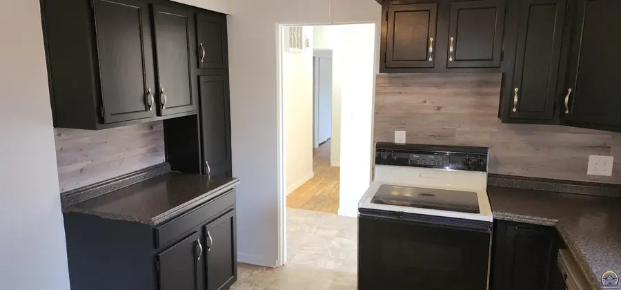 7012 SW Towerview Ln, Topeka, KS 66619 - #3