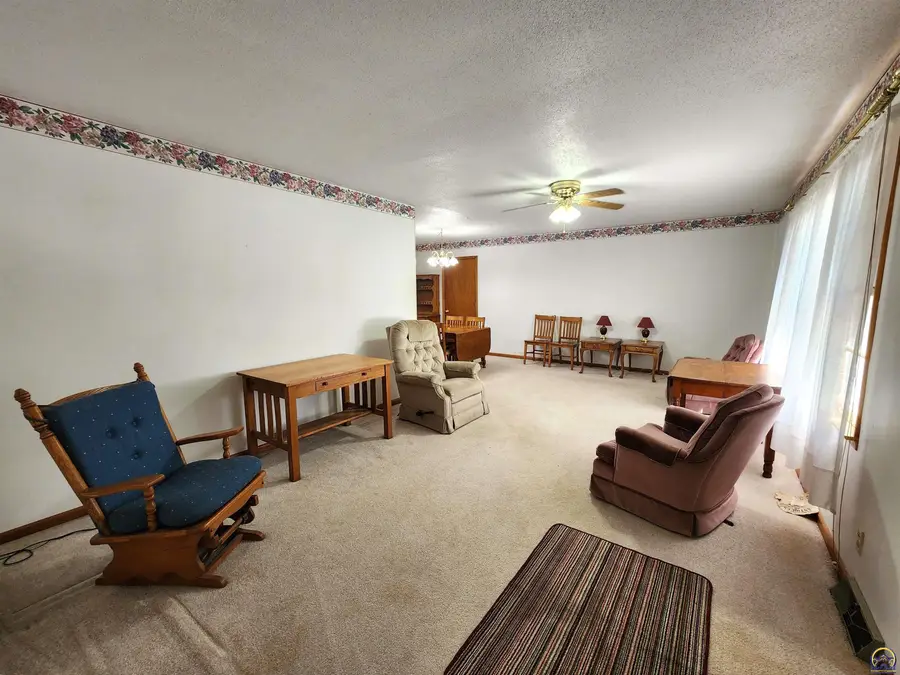 811 Homewood St, Emporia, KS 66801 - #2