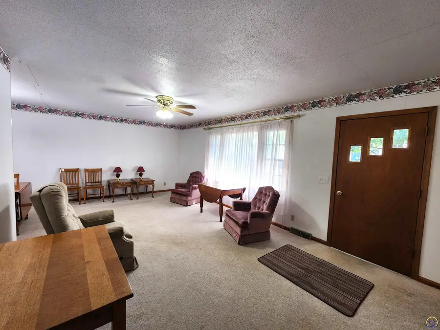 811 Homewood St, Emporia, KS 66801 - #3