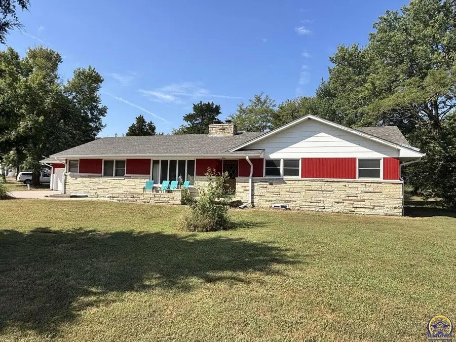 1661 90th St, Peabody, KS 66866 - #2