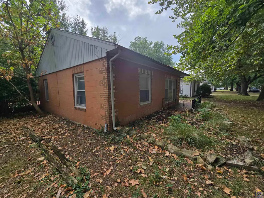 810 SW Orleans St, Topeka, KS 66606 - #2