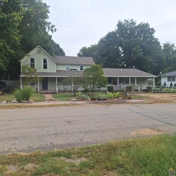 206 E 2nd St, Eskridge, KS 66423