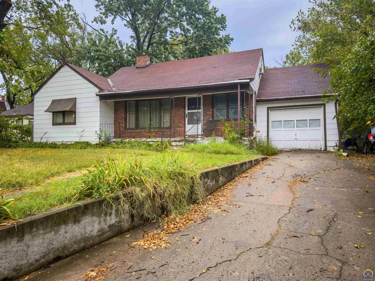 2116 SW Harrison St, Topeka, KS 66611 - #1