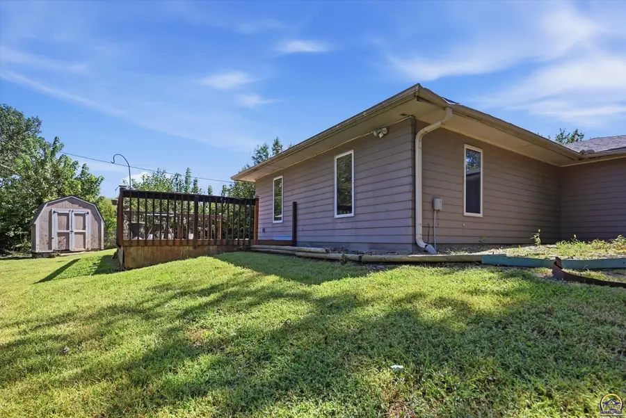 4032 SW 34th St, Topeka, KS 66614 - #2