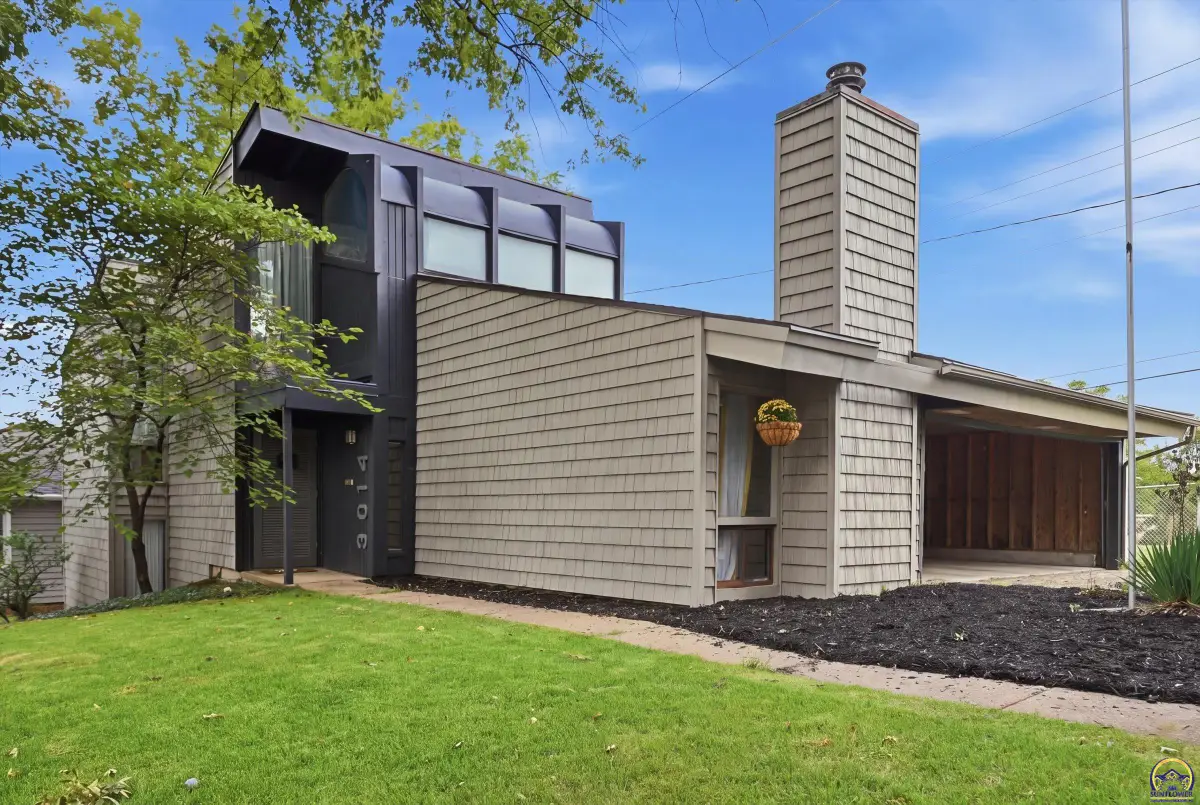 3014 SW Eveningside Dr, Topeka, KS 66614 - #1