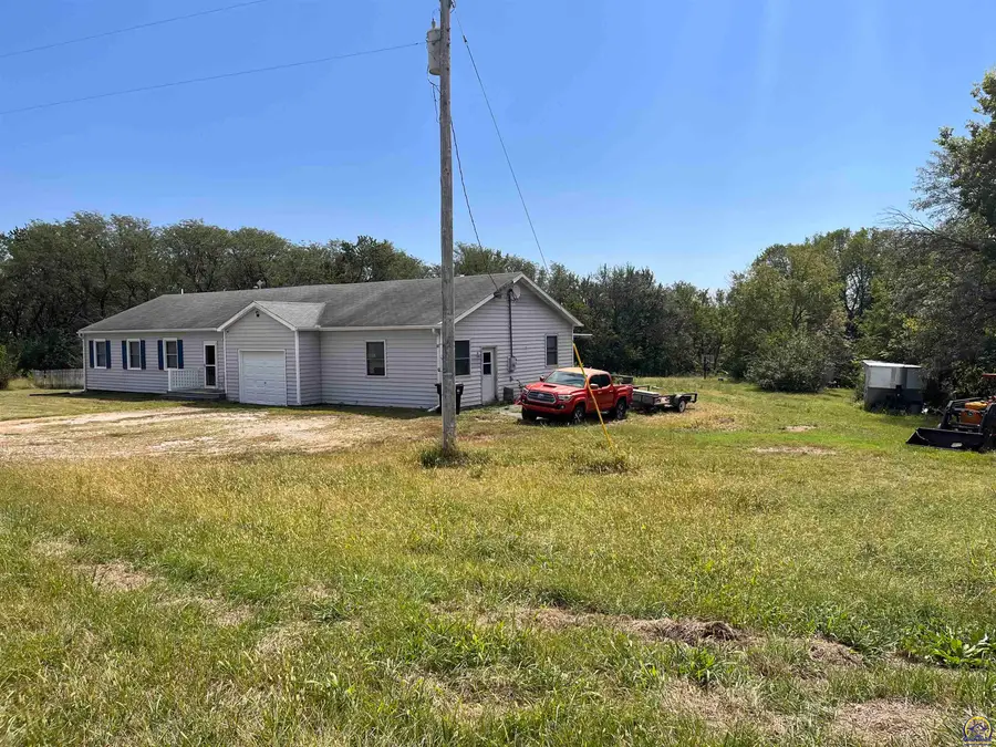 621 SW 85th St, Wakarusa, KS 66546 - #3