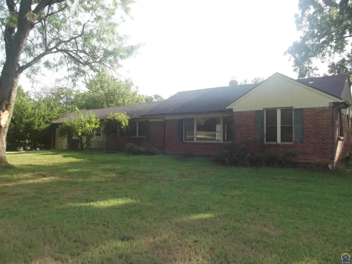 330 SW Yorkshire Rd, Topeka, KS 66606 - #1