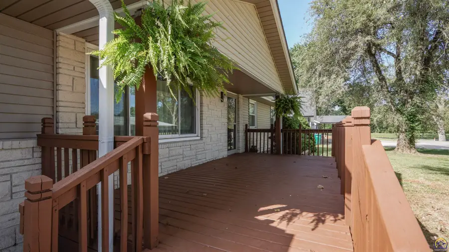 501 15th St, Valley Falls, KS 66088 - #3