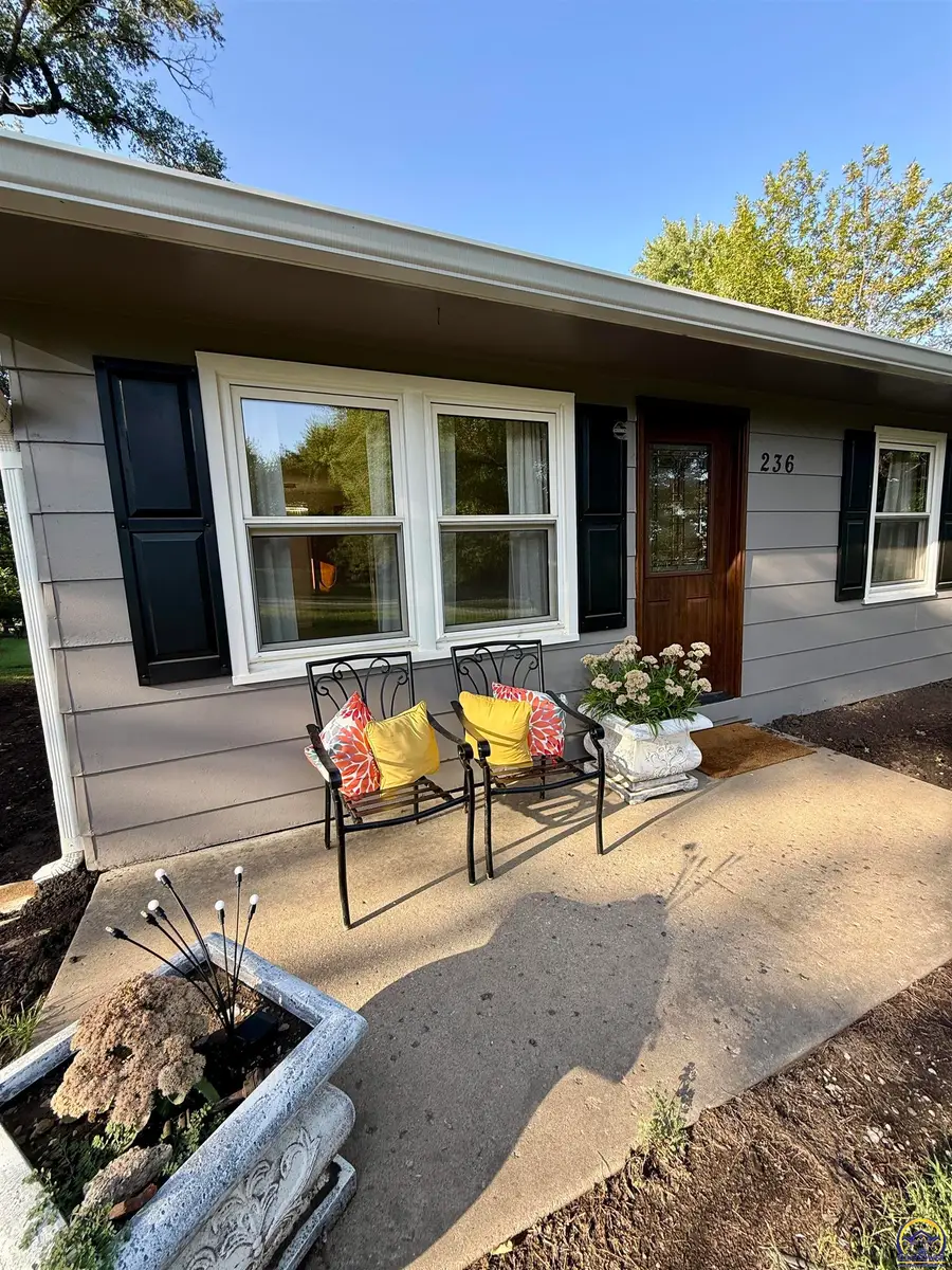 236 W Santa Fe Ave, Burlingame, KS 66413 - #2