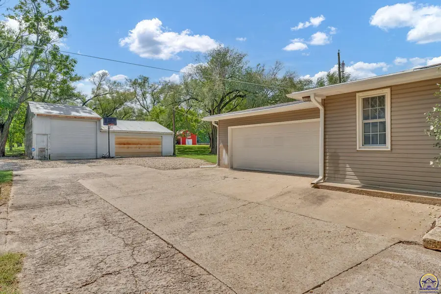 3923 SE 2nd St, Topeka, KS 66607 - #3