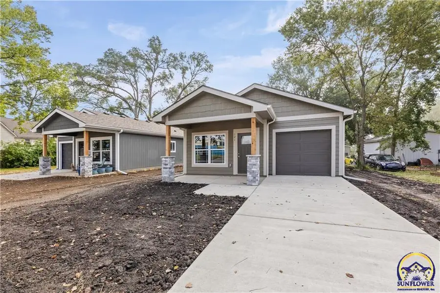 121 S Cedar St, Ottawa, KS 66067 - #2