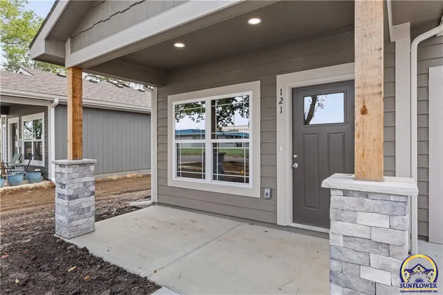 121 S Cedar St, Ottawa, KS 66067 - #3