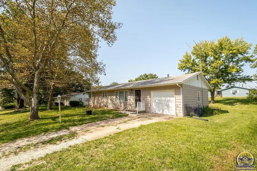 602 Warren St, Oskaloosa, KS 66066 - #2
