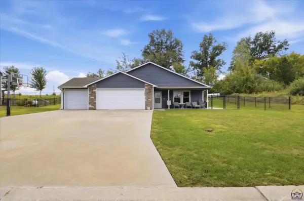 9835 SW Deer Trail St, Topeka, KS 66610
