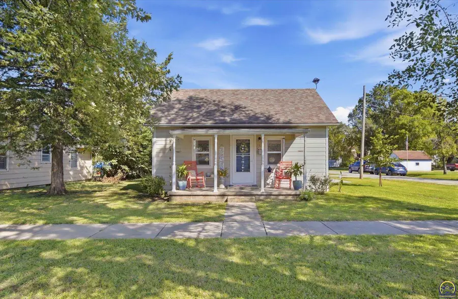 284 Ellinwood St, Osage City, KS 66523 - #2