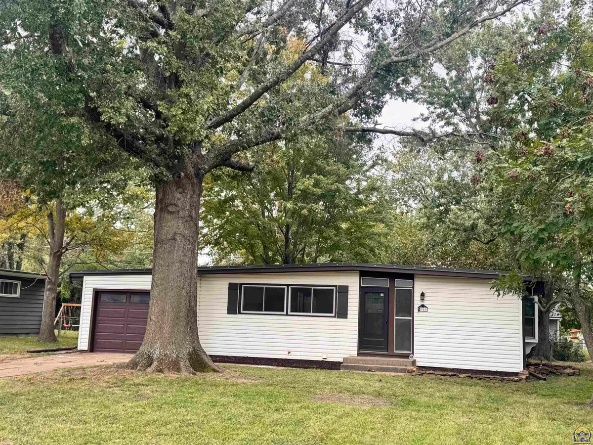 1909 SW 34th St, Topeka, KS 66611 - #1