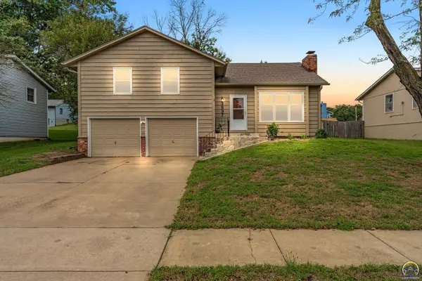 3537 SW Woodvalley Pl, Topeka, KS 66614