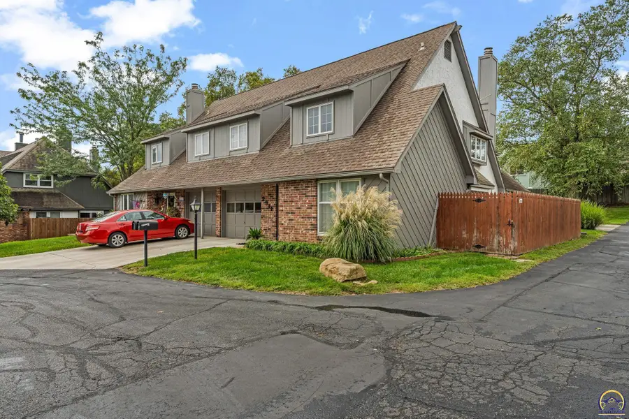 2911 SW Foxcroft 1 Ct, Topeka, KS 66614 - #3