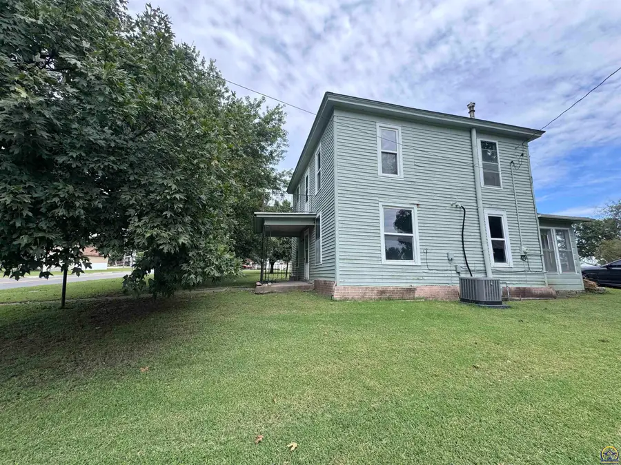 102 N Osage St, Nortonville, KS 66060 - #2