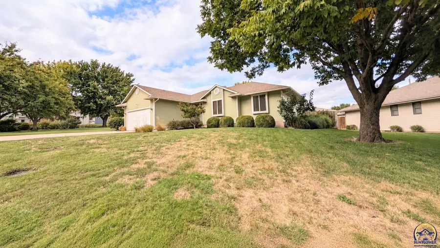 2126 Crestview Dr, Emporia, KS 66801 - #2