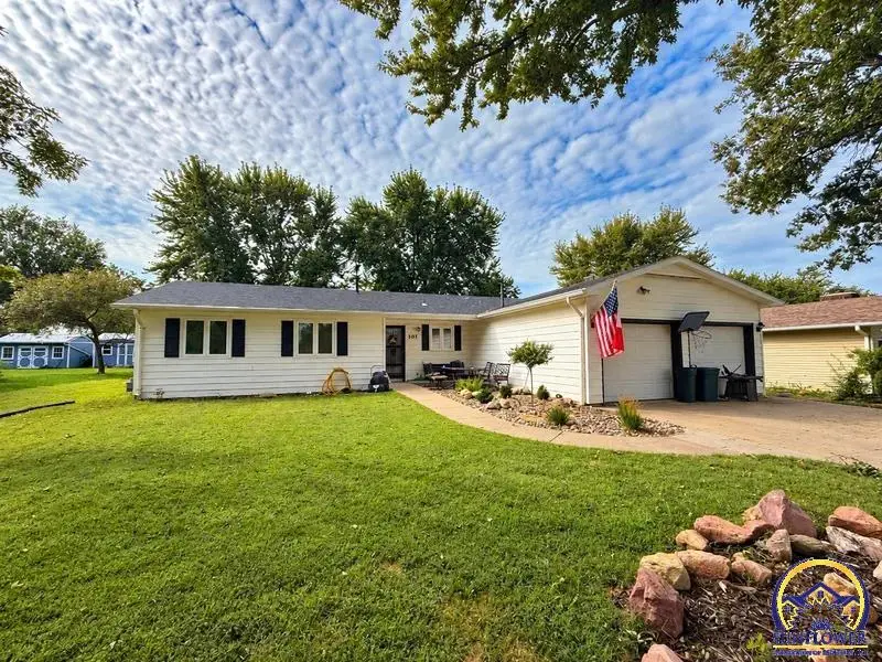 207 Osage Ave, Hiawatha, KS 66434 - #1