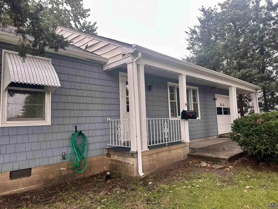 2111 SW Washburn Ave, Topeka, KS 66608 - #2