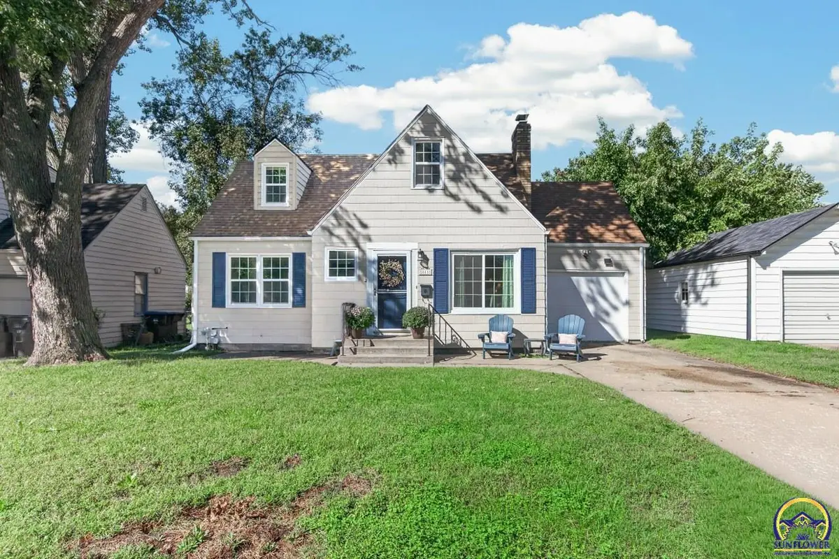 811 SW Randolph Ave, Topeka, KS 66606 - #1