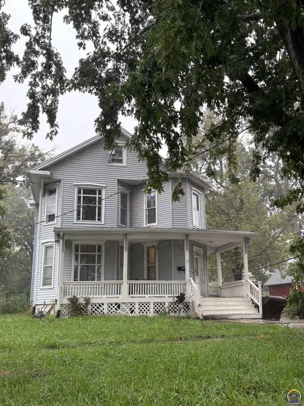 1112 SW 2nd St, Topeka, KS 66606