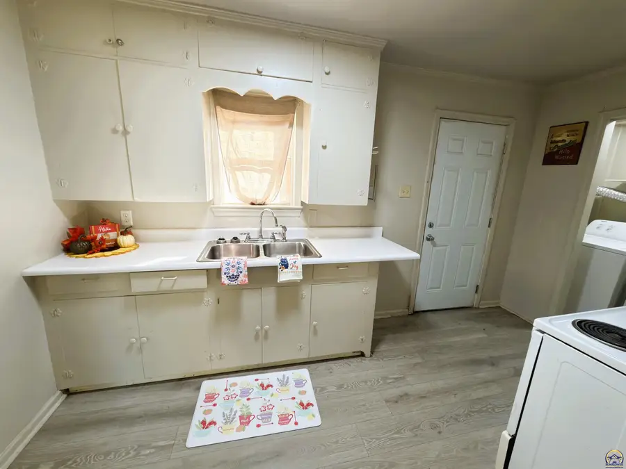 2046 SW Lincoln St, Topeka, KS 66604 - #3