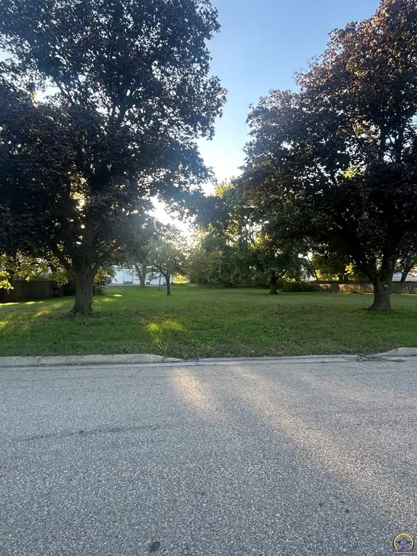 409 Howard St, Effingham, KS 66023
