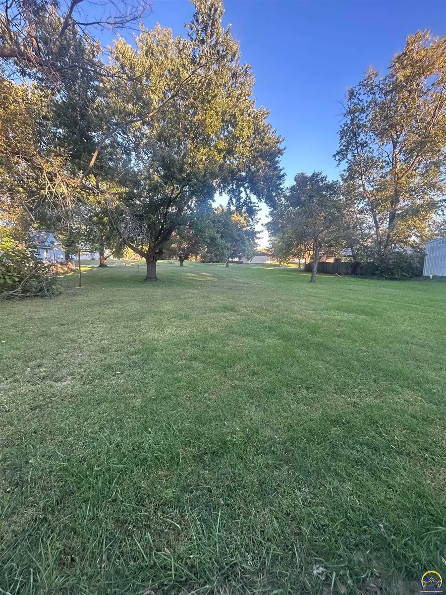 409 Howard St, Effingham, KS 66023 - #2