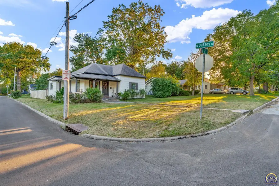 3301 SW 7th St, Topeka, KS 66606 - #2